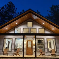 NEW Couples Luxury Cabin | Fireplace | Hot Tub | Fully Stocked Kitchen | Covered Patio