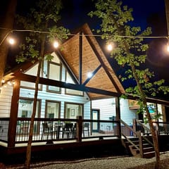 New Luxe Couples Cabin w/Hot Tub | Fireplace | Arcade