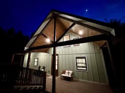 New Luxe Couples Cabin*Fire Pit*Private*Hot Tub