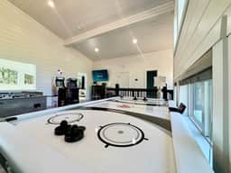 New Luxe Cabin*Hot Tub*Arcades*Foosball*Air Hockey