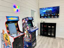 New Luxe Cabin*Hot Tub*Arcades*Foosball*Air Hockey