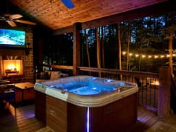 New Luxe Couples Cabin w/Hot Tub/Fireplace/Arcade