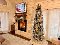 New Luxe Couples Cabin w/Hot Tub/Fireplace/Arcade