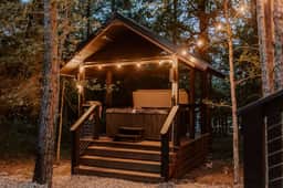 Luxury Couples or Family Cabin*Hot Tub*Fire Pit
