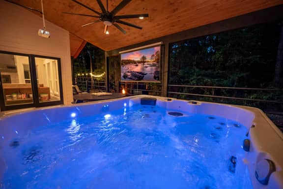 Luxury Cabin*Hot Tub*Fire Pit*Outdoor Movie*Arcade