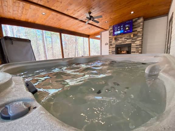 New Couples Cabin*Fireplace*Hot Tub*Grill*Games