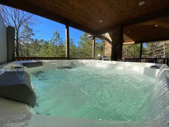 New Luxe Couples Cabin*Fire Pit*Private*Hot Tub