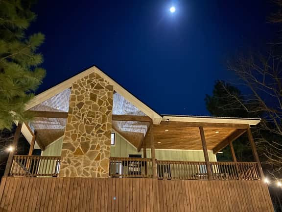 New Luxe Couples Cabin*Fire Pit*Private*Hot Tub