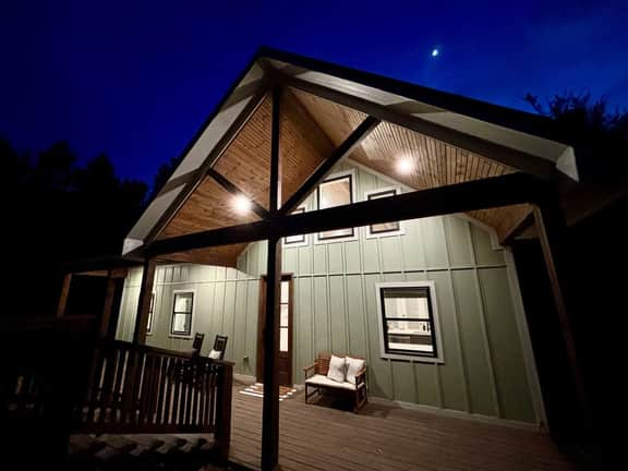 New Luxe Couples Cabin*Fire Pit*Private*Hot Tub