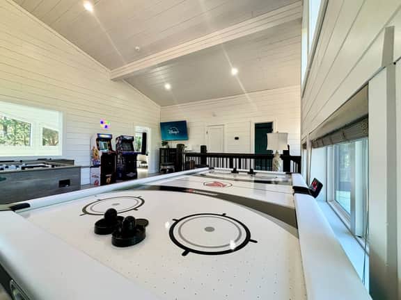 New Luxe Cabin*Hot Tub*Arcades*Foosball*Air Hockey