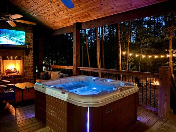 New Luxe Couples Cabin w/Hot Tub/Fireplace/Arcade