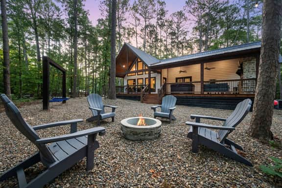 New Luxe Couples Cabin w/Hot Tub/Fireplace/Arcade