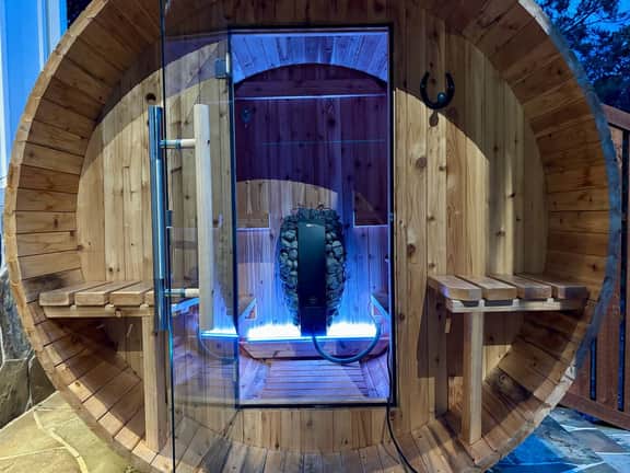 *Saddle Up* private pool/sauna/hot tub/sleeps 2-4