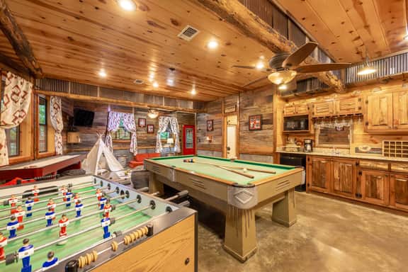 New Cabin/Hot Tub/Foosball/Shuffleboard/Fire Pit