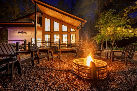 Luxury Cabin*Hot Tub*Fire Pit*Outdoor Movie*Arcade