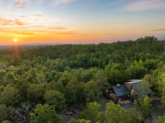 New Luxury Cabin*Views*Hot Tub*Firepit*Arcade