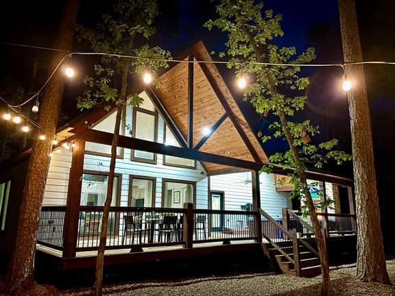 New Luxe Couples Cabin w/Hot Tub/Fireplace/Arcade