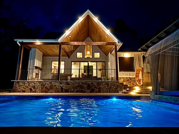 *Saddle Up* private pool/sauna/hot tub/sleeps 2-4
