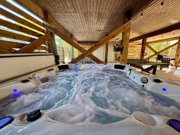 Sea Glass Cottage w/ Hot Tub, 4b/4b, sleeps 14.