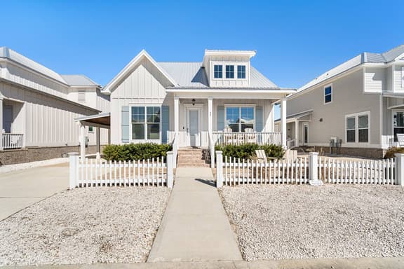 3BR Beach Retreat*Bikes*Trails+Close to Beach*Pool