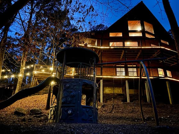 New Cabin/Hot Tub/Foosball/Shuffleboard/Fire Pit