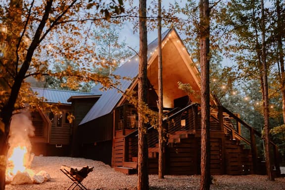 Luxury Couples or Family Cabin*Hot Tub*Fire Pit