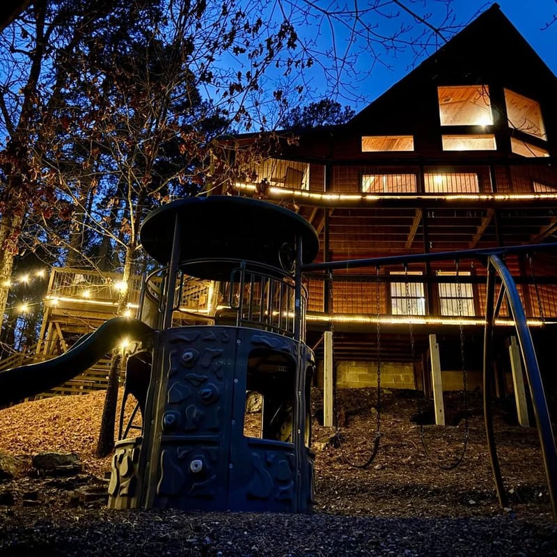 New Cabin/Hot Tub/Foosball/Shuffleboard/Fire Pit